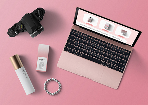 MacBook, фотоаппарат и косметика