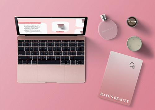 MacBook, косметика и ноутбук