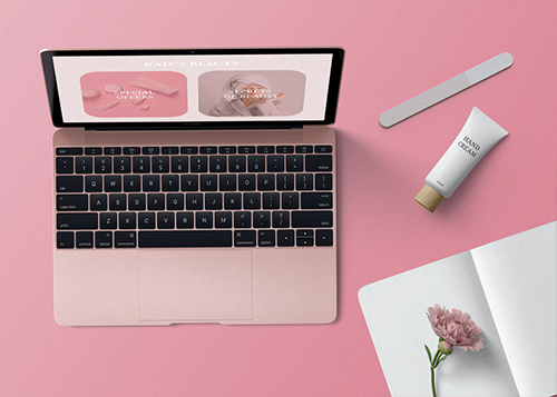 MacBook и косметика, высокий ракурс