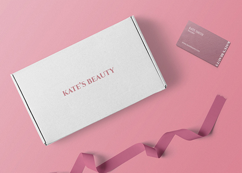 Бумажная коробка и визитная карточка, высокий ракурс