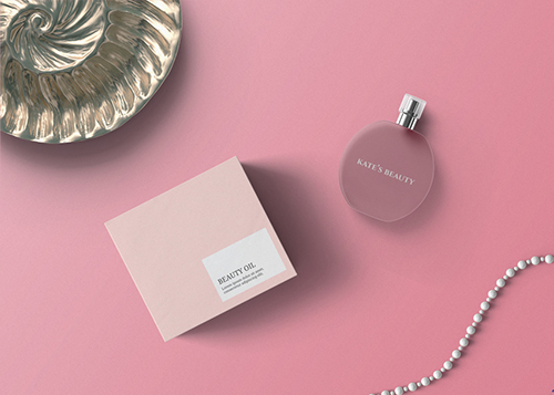 Флакон парфюма с коробкой, высокий ракурс