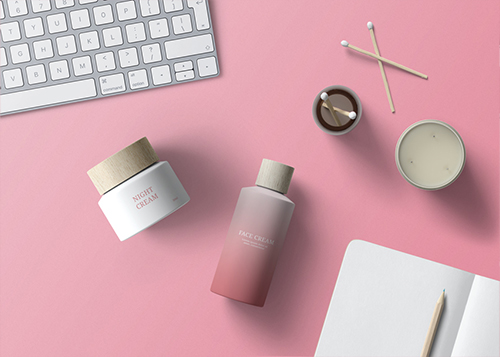 Баночки крема на столе, высокий ракурс