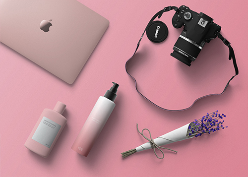 MacBook, косметика, цветы и фотоаппарат