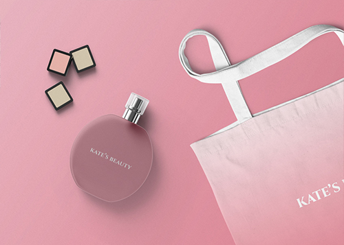 Флакон парфюма, косметика и сумка-шоппер