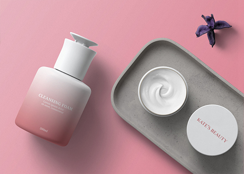 Открытая баночка крема, высокий ракурс