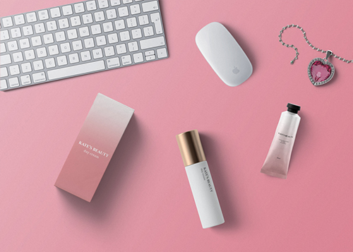 Косметика и подвеска, высокий ракурс