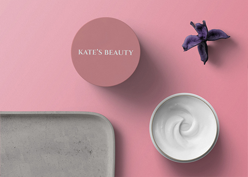 Открытая баночка крема, вид с высокого ракурса