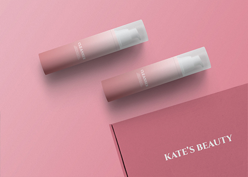 Флаконы косметики и коробка на столе