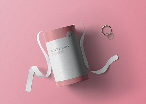 Флакон для косметики и кольца на столе