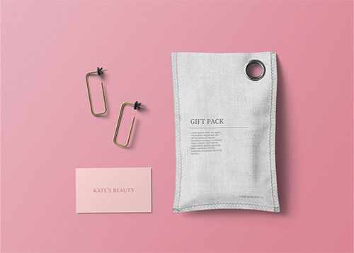 Подарочный пакет, серьги и карточка на столе