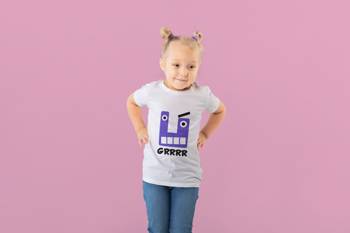 Komik Tişört Giymiş Çocuk