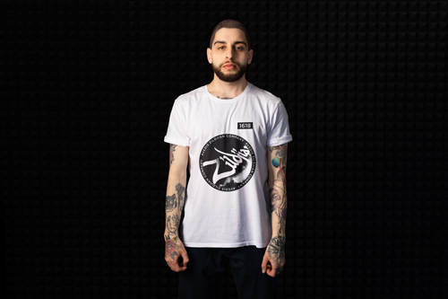 Мужчина позирует в студии