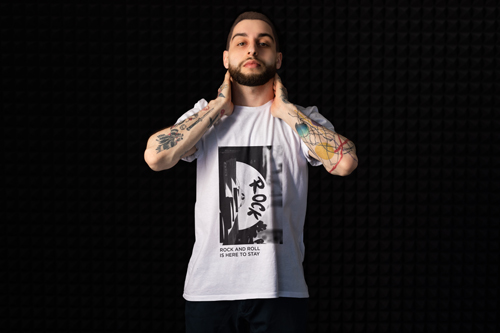 Мужчина в футболке, которого видно наполовину