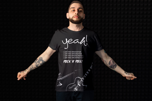 Мужчина в футболке оверсайз