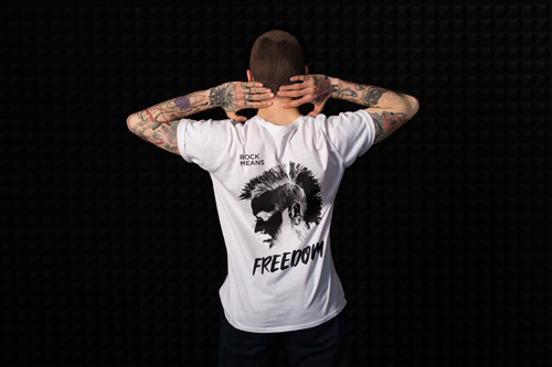 Мужчина позирует, держа руки на затылке