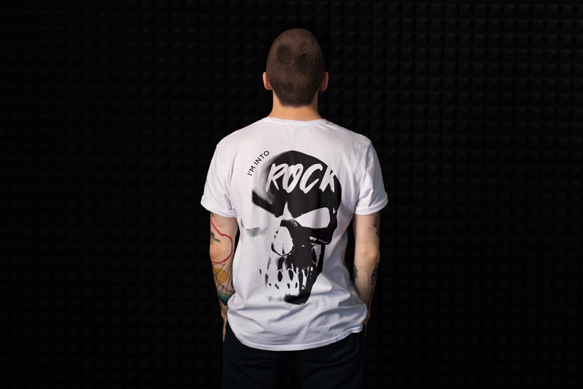 Мужчина в футболке, вид сзади