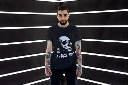 Мужчина смотрит в камеру