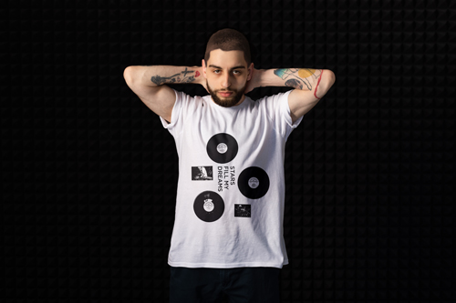 Мужчина в трендовой футболке оверсайз