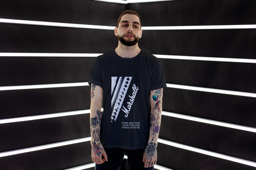 Мужчина в одежде оверсайз, которого видно наполовину