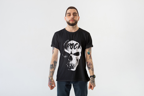 Мужчина в футболке оверсайз, которого видно наполовину