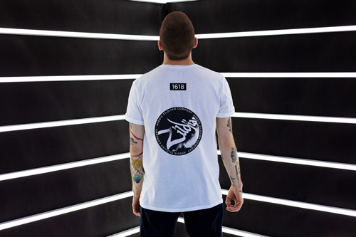 Мужчина позирует в футболке, вид сзади