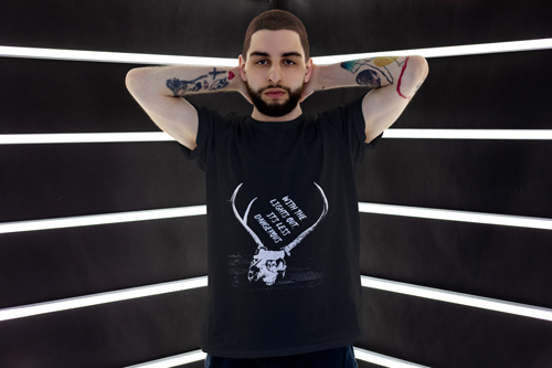 Мужчина в трендовой футболке