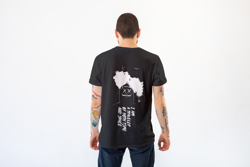 Мужчина позирует в трендовой футболке