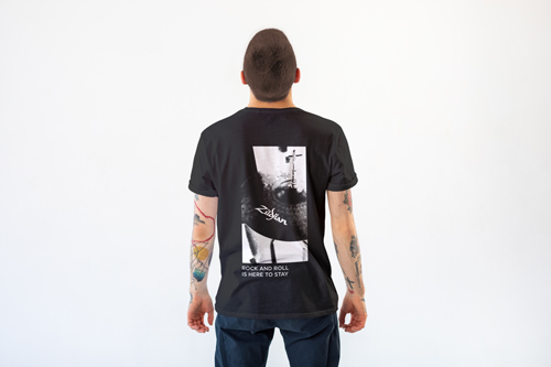 Мужчина в одежде оверсайз, вид сзади