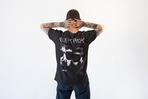 Мужчина в одежде оверсайз