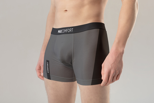 Homme portant un pantalon, vue de côté