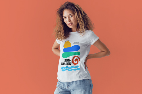 Vista desde la mitad de una mujer usando una camiseta