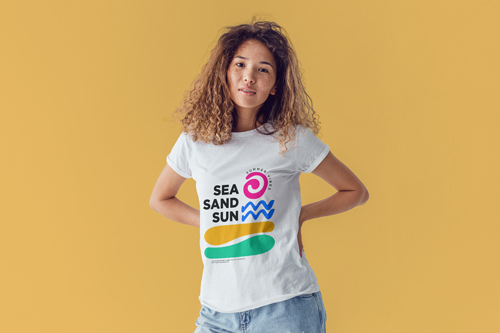 Frau trägt ein T-Shirt Halbansicht