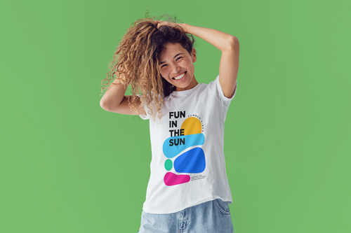 Mujer jugando con su cabello