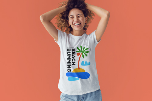 Vista a la mitad de una mujer con un atuendo a la moda 