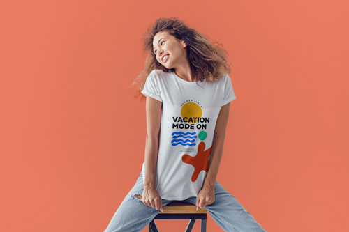 Mujer usando una camiseta con jeans