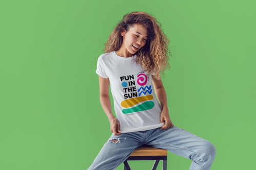 Mujer luciendo su camiseta