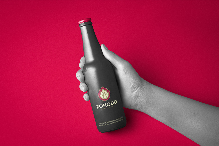 Main tenant une bouteille