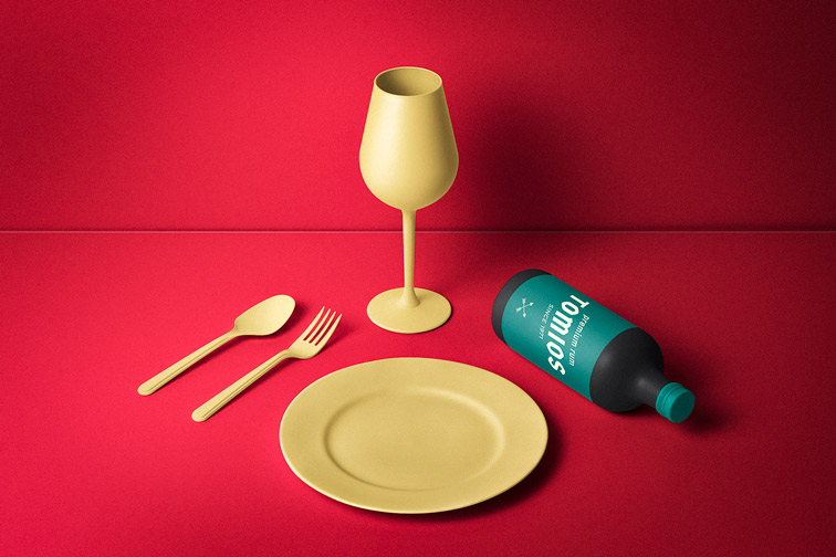 Assiette et couverts avec une bouteille et un verre