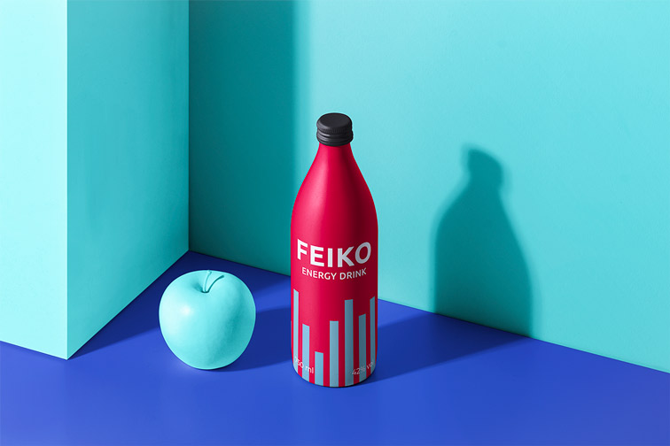 Bouteille à côté d'une pomme