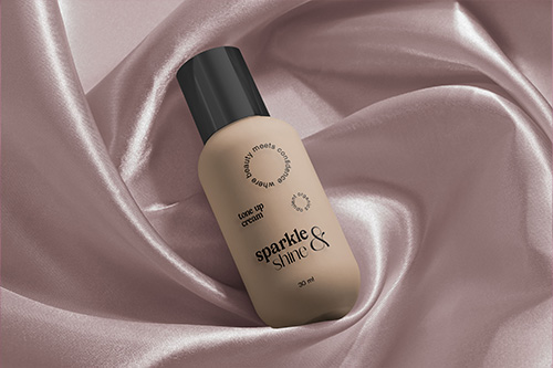 Flacon de fond de teint sur une surface de soie