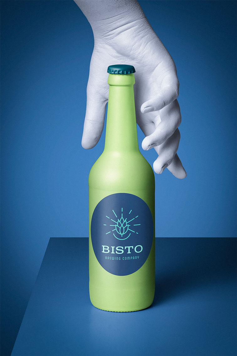 Main tenant le goulot d'une bouteille