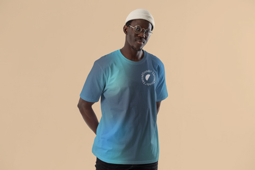 Мужчина в футболке, которого видно наполовину