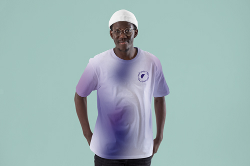 Мужчина в футболке оверсайз