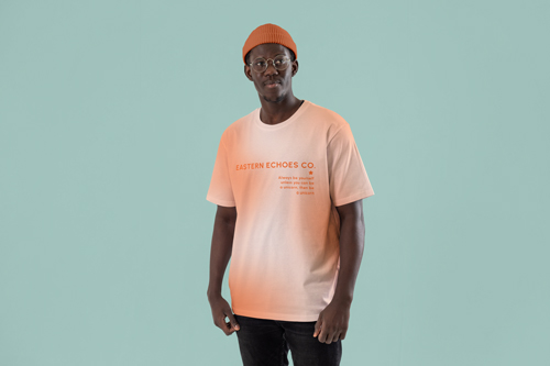 Мужчина в трендовой оверсайз футболке 