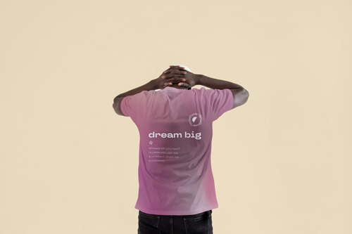 Мужчина позирует в футболке, вид сзади