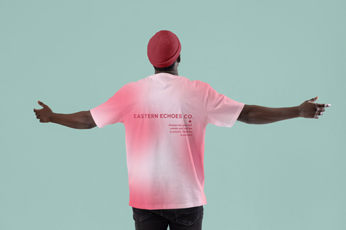 Мужчина в футболке, вид сзади