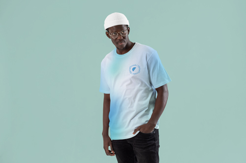 Мужчина позирует, держа руку в ​​кармане