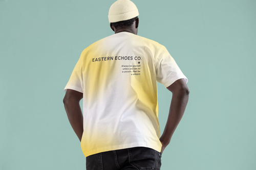 Мужчина в одежде оверсайз, вид сзади