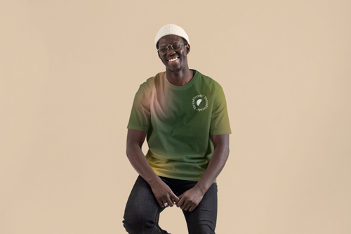 Мужчина в футболке оверсайз, которого видно наполовину