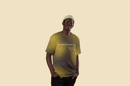 Мужчина стоит, держа руку в ​​кармане